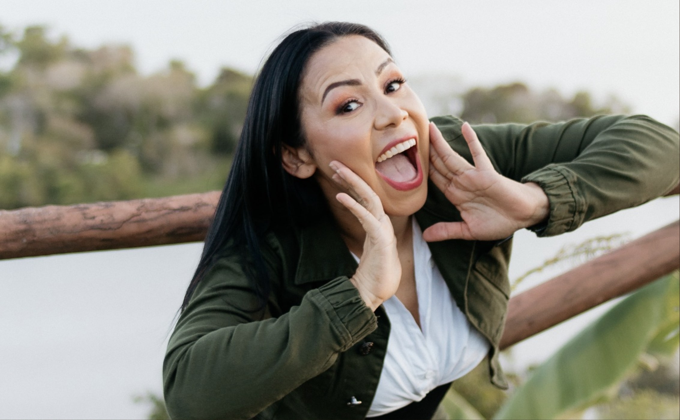 Celma Cardoso sorrindo em cenário amazônico